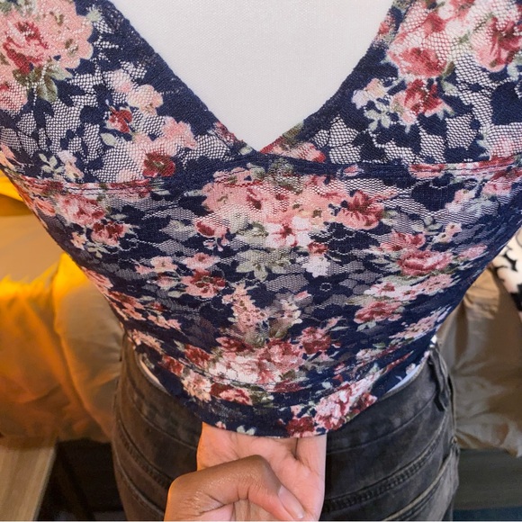 love culture whimsical cropped floral top w/ mesh detailing & square neckline - Picture 6 of 8